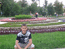Рома у клумбы